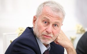 Deutsche Bank sotto inchiesta: sospetti di riciclaggio legati all’oligarca russo Abramovich.