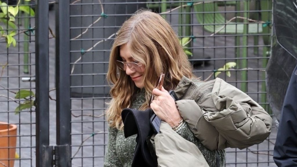 Jennifer Aniston lancia la moda: i jeans straight-leg diventeranno un must nel 2026.