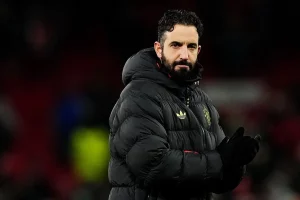 Manchester United esonera ufficialmente il tecnico Amorim dopo risultati deludenti.