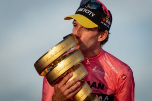 Simon Yates, trionfatore al Giro d’Italia nel 2025, annuncia il ritiro a 33 anni.