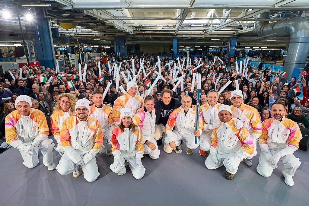 La Fiamma Olimpica arriva a Mirafiori: Elkann esalta il rinnovato spirito dei Giochi.