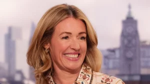 Cat Deeley: Blusa floreale leggera, il must per jeans invernali chic e confortevoli.