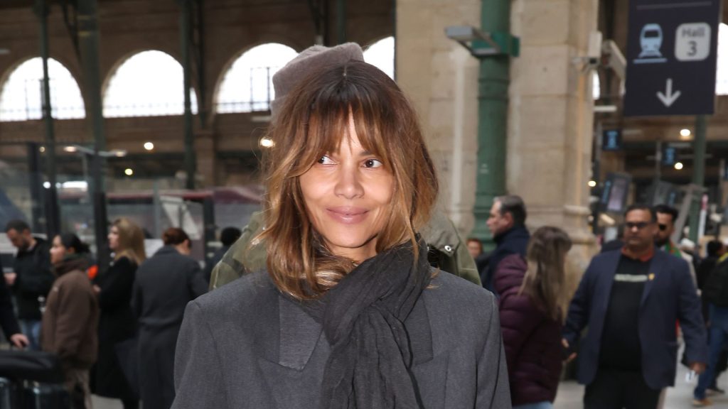 Scopri il segreto dello stile parigino: il look trendy di Halle Berry svelato.
