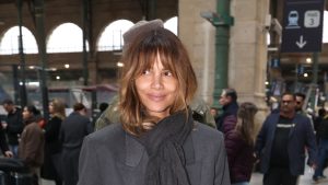 Scopri il segreto dello stile parigino: il look trendy di Halle Berry svelato.