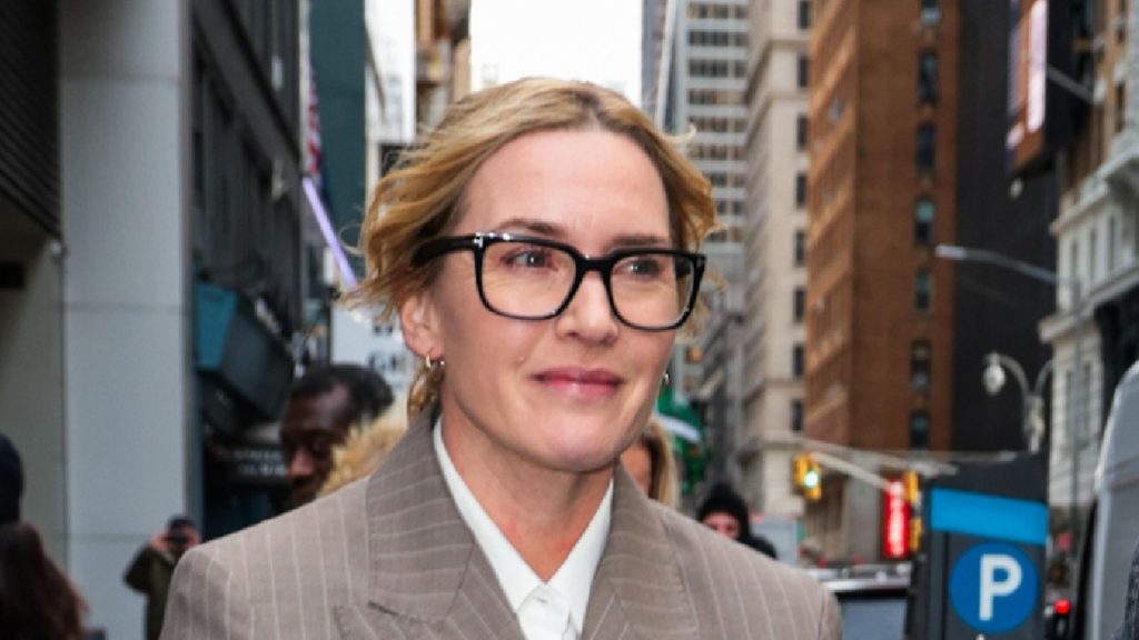 Kate Winslet: eleganza quotidiana con l&rsquo;imbattibile formula jeans e blazer.