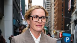Kate Winslet: eleganza quotidiana con l’imbattibile formula jeans e blazer.