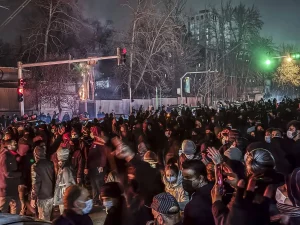 Iran: procuratore generale avverte, manifestanti a rischio pena di morte, Khamenei allerta sicurezza.