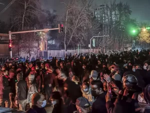 Iran: procuratore generale avverte, manifestanti a rischio pena di morte, Khamenei allerta sicurezza.