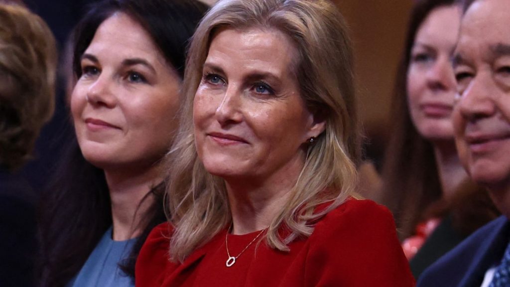 Duchess Sophie dimostra che un vestito in vari colori è vincente seguendo semplici regole.