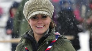 Kate Middleton: elegante abbigliamento in stivali impermeabili e giacca oliva per una giornata sulla neve.
