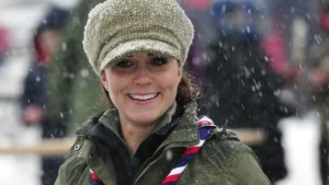 Kate Middleton: elegante abbigliamento in stivali impermeabili e giacca oliva per una giornata sulla neve.