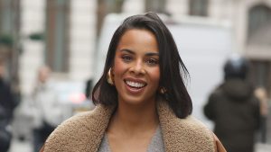 Rochelle Humes mostra come gli accessori in pelle color cuoio elevano l’outfit invernale.