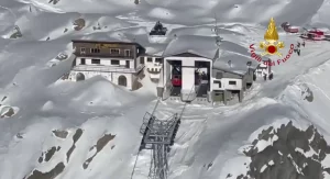 Incidente alla funivia di Macugnaga: quattro feriti e evacuazione in corso, guarda il video.