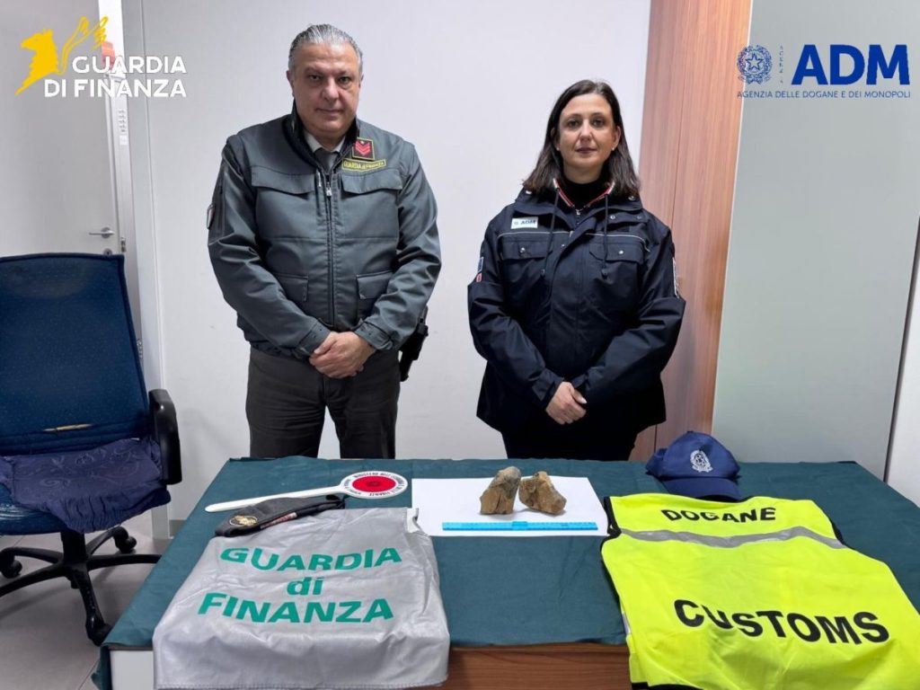 Turista scoperto con reperto archeologico all’aeroporto di Alghero: scoppia polemica.