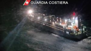 Emergenza in mare: 33 salvati da nave in pericolo vicino all’isola di San Pietro.