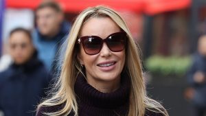 Amanda Holden reinventa il loungewear con un elegante completo in maglia e gonna midi.