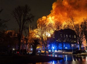 Incendio devasta la storica Vondelkerk di Amsterdam: danni ingenti e indignazione pubblica.
