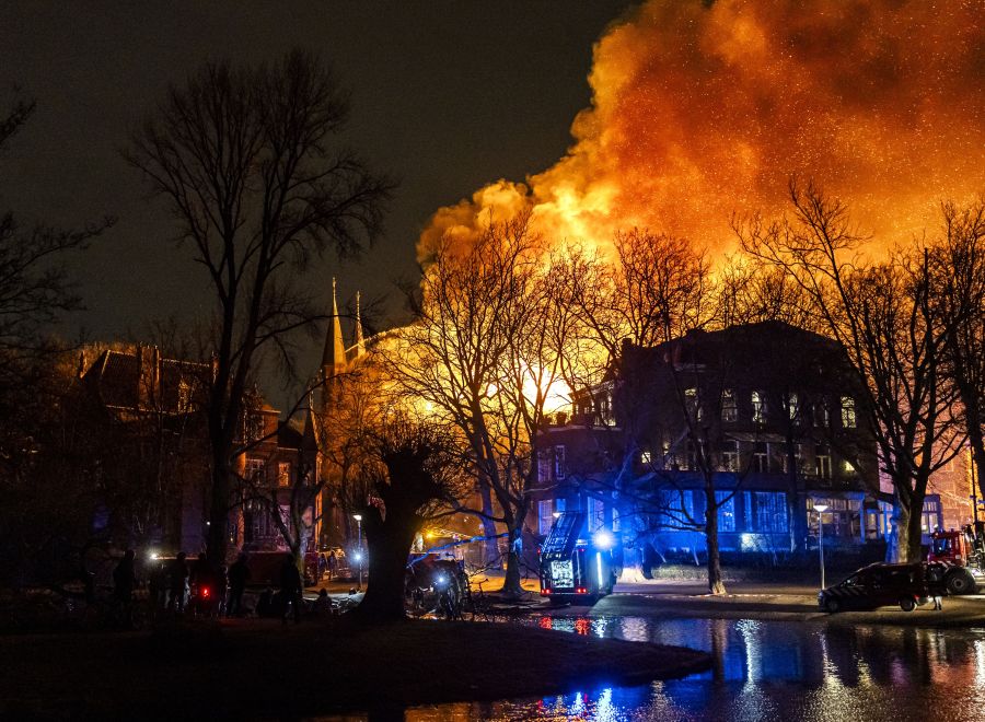 Incendio devasta la storica Vondelkerk di Amsterdam: danni ingenti e indignazione pubblica.
