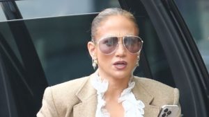Jennifer Lopez: il denim svasato che supera i miei amati jeans a gamba larga!