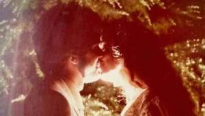 Belen Rodriguez celebra i 42 anni di matrimonio dei genitori con emozionanti scatti sui social.