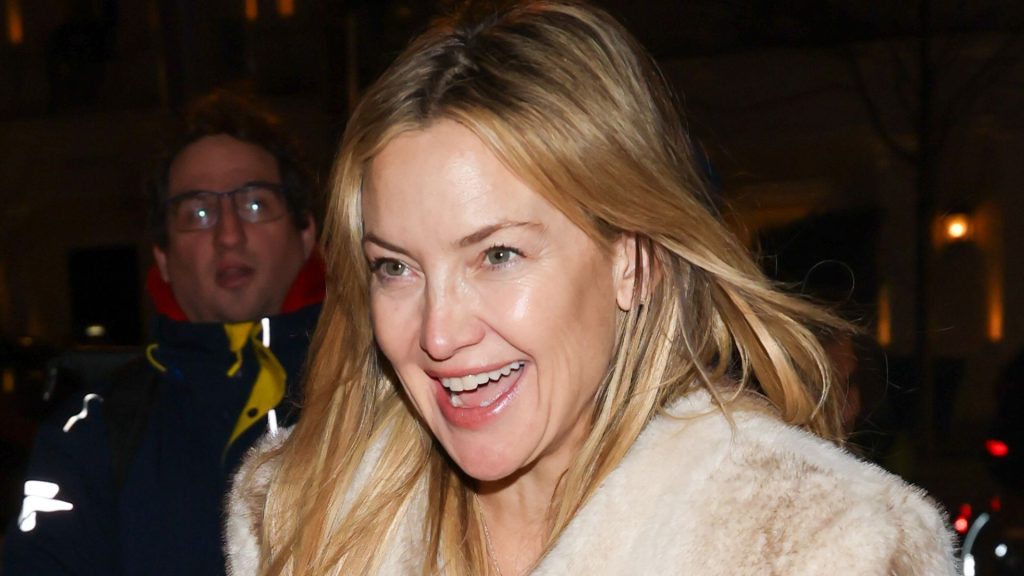 Il cappotto a quadri di Kate Hudson: l’aggiunta ideale per il tuo guardaroba stagionale.