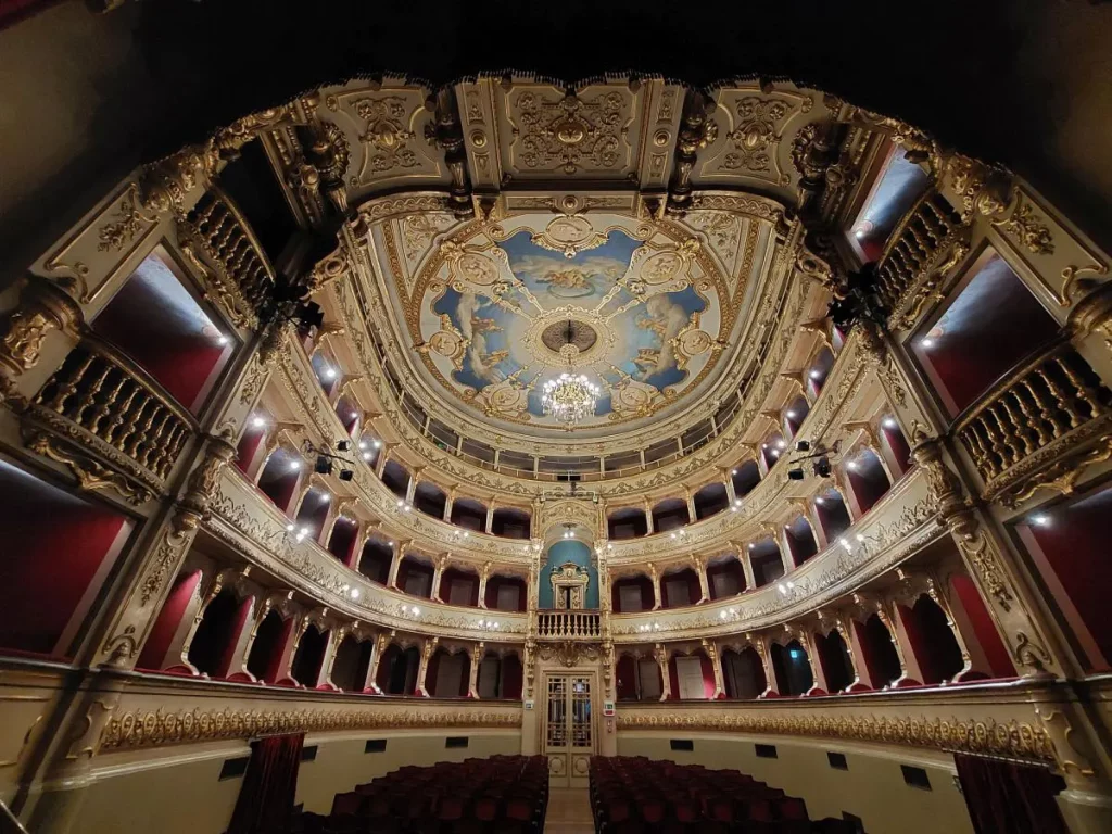 Il teatro Girolamo Magnani di Fidenza riapre, riportando alla luce la sua storica bellezza.