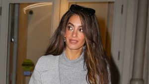 Amal Clooney: il look in abito grigio e stivali al ginocchio per un inverno chic.