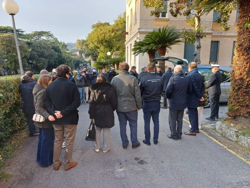 Tragedia a Crans-Montana: la salma di Emanuele Galeppini giunge a Genova.