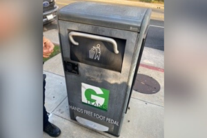 Poliziotto sente lamenti da un cassonetto: la scoperta incredibile accanto alla chiesa.