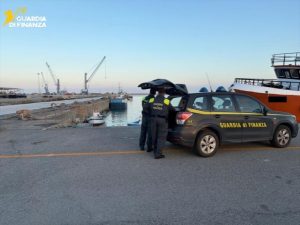 Pescatore multato nel Crotonese: sequestrati 25 kg di novellame di sarda.