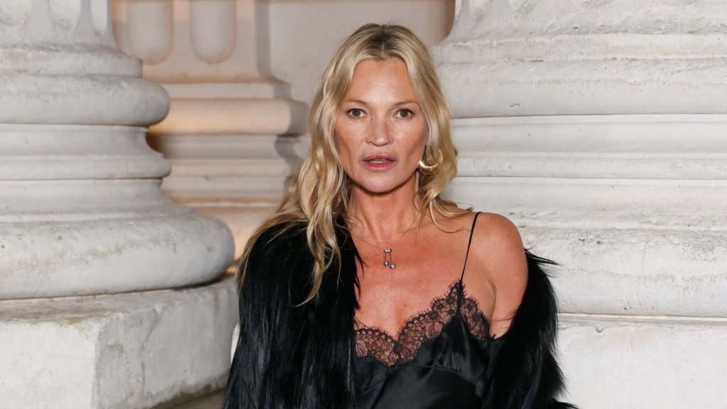 Kate Moss rinnova il suo iconico guardaroba con un capo intramontabile che ama da anni.