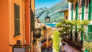 12 destinazioni primaverili da sogno: dalle lagune del Messico al pittoresco villaggio greco.