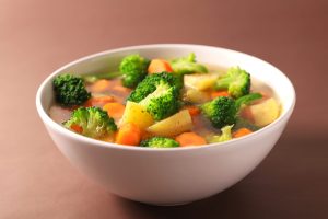 Richiamato minestrone Selex per rischio alcaloidi tropanici, crocchette per cani ritirate.