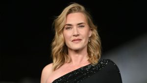 Kate Winslet promuove un décolleté elegante, versatile e intramontabile per ogni occasione.