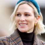 Rimani elegante e al caldo: il cappotto classico di Zara Tindall per l’inverno.
