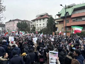 Proteste a Milano contro Khamenei: slogan in strada davanti al Consolato dell’Iran.