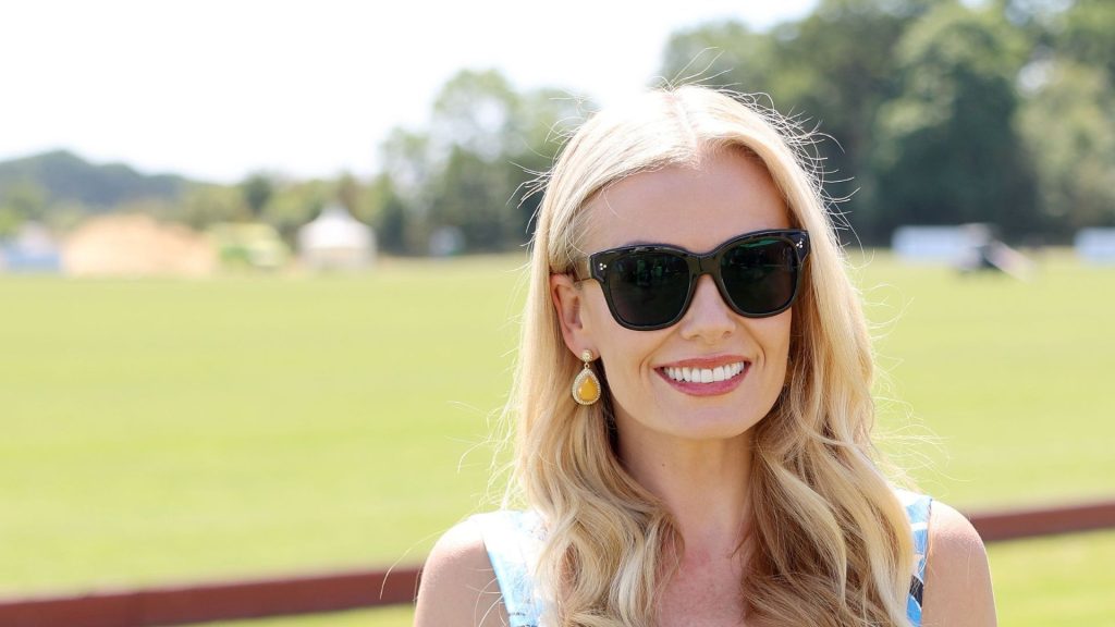 Cerca sole invernale? Scegli il costume intero a maniche lunghe di Katherine Jenkins!