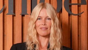 Claudia Schiffer: l’outfit casual perfetto con borsa Sézane e sneakers adidas.