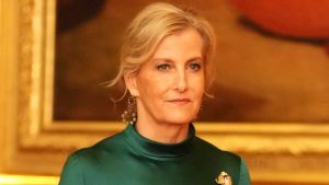 Sophie di Edimburgo presenta un abito satinato: il teal è il nuovo colore da indossare?