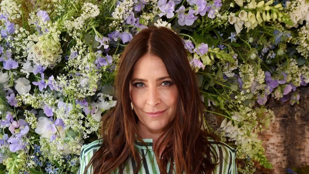 Lisa Snowdon: un esempio perfetto di stile con pantaloni di pelle chic e accoglienti.