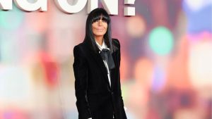 Claudia Winkleman aggiunge un accessorio coccoloso per un look chic e ispirato alla Francia.