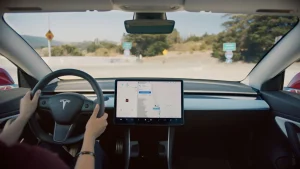 Tesla interrompe Autopilot per incentivare l’adozione del software Full Self-Driving.