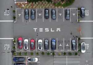 Tesla: vendite annuali in calo del 9%, BYD supera come leader globale negli EV.