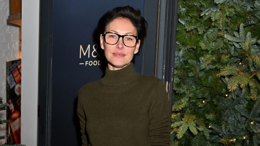 Emma Willis: stile chic in inverno con maglione argyle e pantaloni in pelle alla moda.