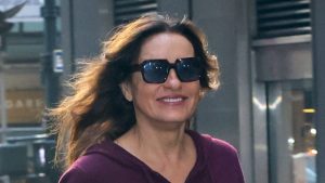 Mariska Hargitay: l’abbigliamento casual perfetto per l’inverno con jeans e UGGs.
