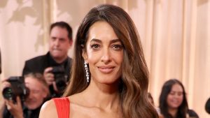 Amal Clooney brilla ai Golden Globes con un colore di tendenza che conquista sempre.