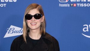 Rosamund Pike eleva il look total black con una borsa bianca: un trucco di stile da copiare!
