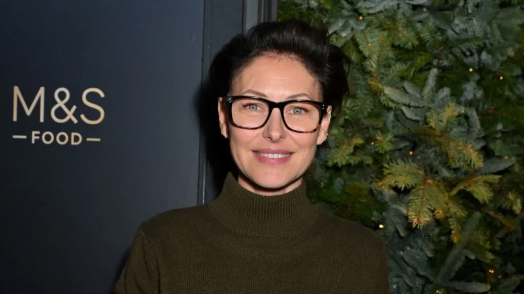 Emma Willis: l’outfit perfetto di gennaio con sneakers comfy e jeans morbidi.