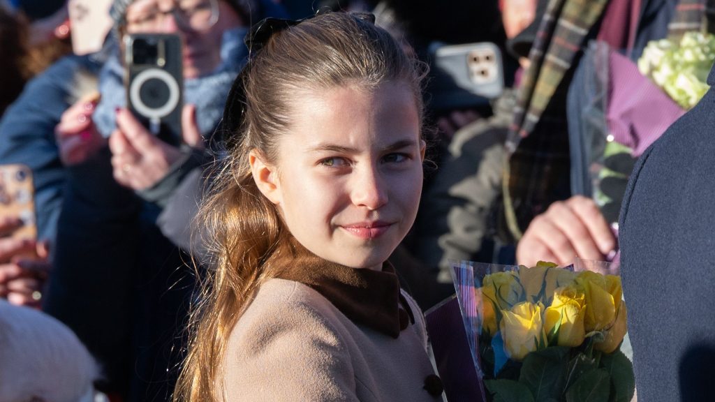 Princess Charlotte mostra segni di crescita equilibrata nonostante l’attenzione dei media fin dalla nascita.