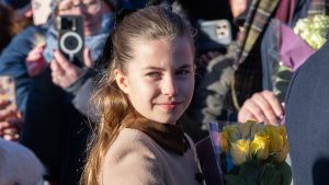 Princess Charlotte mostra segni di crescita equilibrata nonostante l’attenzione dei media fin dalla nascita.